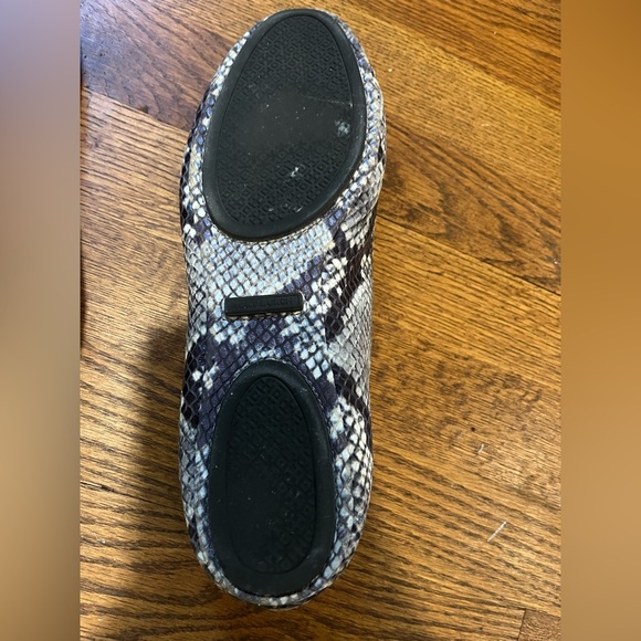 Tory Burch flats, snakeskin back white and grey patterned, super comfortable! - Picture 4 of 4